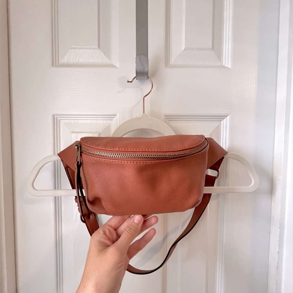 Universal Thread Fanny pack